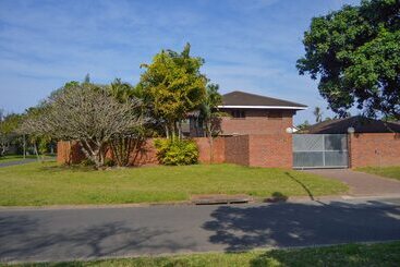 ペンション Emangunini Guest House