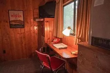 Foot Of The Mountain Motel