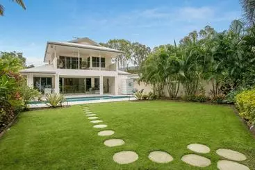 관광객 아파트 Belle Escapes Absolute Beachfront Luxury Home Kewarra Beach