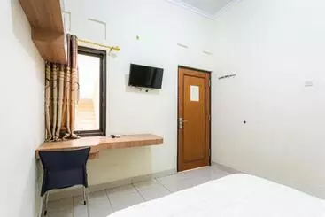 Pansiyon Reddoorz Syariah Near Assalaam   Ums
