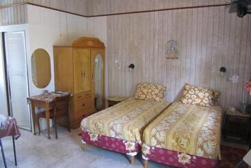 پانسیون Dolphin Inn Guesthouse & Apartments