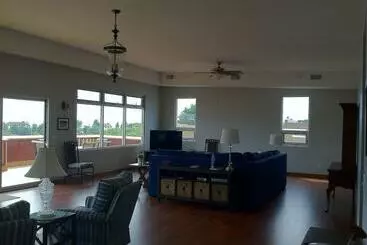Turistihuoneistot Downtown Condo With Lake & Bay Views