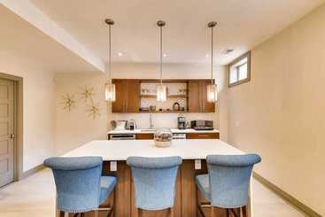 کلبه Beautiful Basement Apt Near Sloan S Lake 2 Bd!