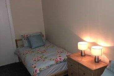 ツーリストアパートメント Ground Floor Apartment Near Gla Airport