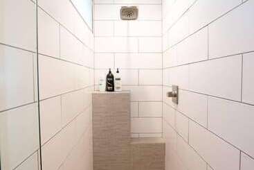 کلبه Mid Mod Manor A Sophisticated Townhouse Golden Triangle