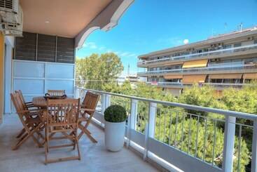 Apartamentos turísticos L Apartment Blanc Dans Le Centre De Glyfada