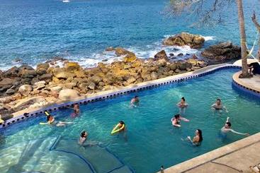 Отель Pura Vida Wellness Retreat