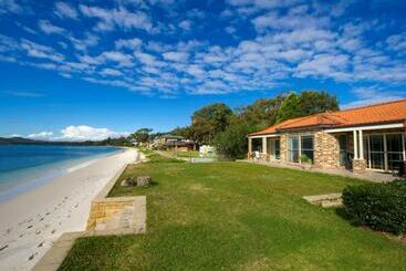Apartamentos turísticos Salamander Beach Front
