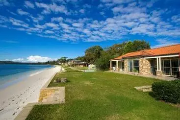 ツーリストアパートメント Salamander Beach Front