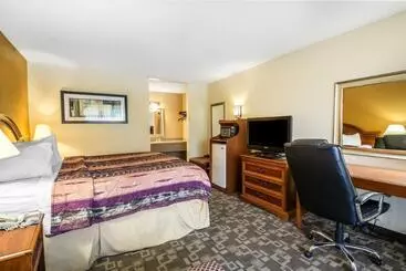 בית מלון כפרי Quality Inn University Area