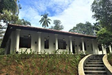 پانسیون Kumbura Villa