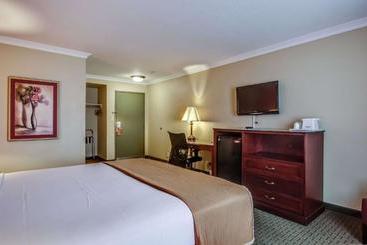 فندق Howard Johnson By Wyndham Reseda  & Suites