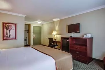 Отель Howard Johnson By Wyndham Reseda  & Suites