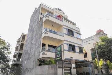 هتل Uk Service Apartment By Oyo Rooms