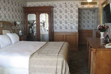 Отель Inn on the Beach