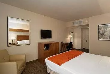 בית מלון כפרי Kellogg West Conference Center And