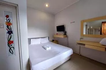 Urbanview Hotel One Family Maribaya By Reddoorz