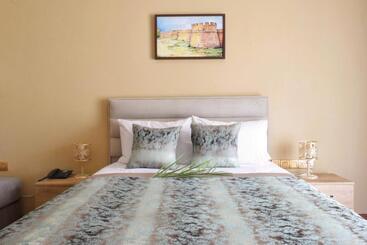 پانسیون Golden Palms Guest House & Cafe