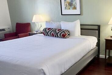 فندق Marina Village Inn