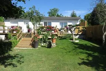 Majatalo Les Arums De Fondeminjean