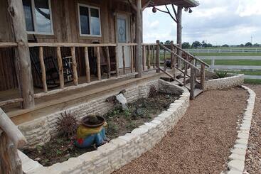 بيت Stagecoach Cabins