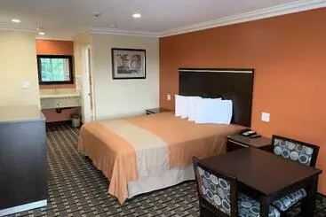 Hotelli Ontario Inn & Suites