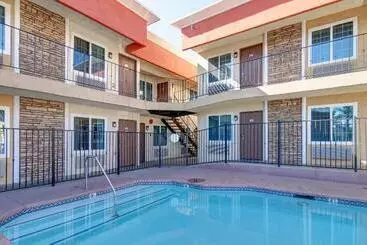 هتل Ontario Inn & Suites