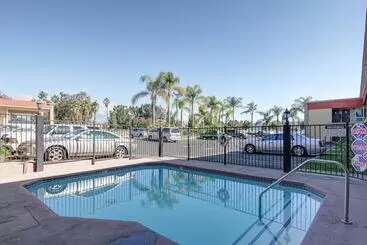 فندق Ontario Inn & Suites