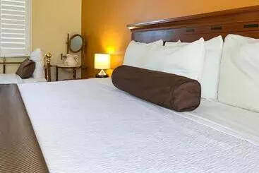 هتل The Old West Inn