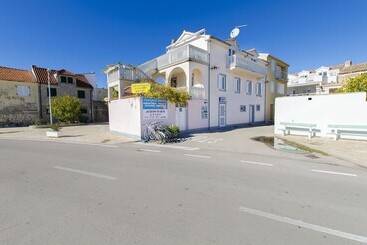 ツーリストアパートメント Apartments Ivanka