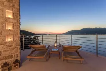 Turistihuoneistot Beachfront Villa Poseidon With Heated Pool