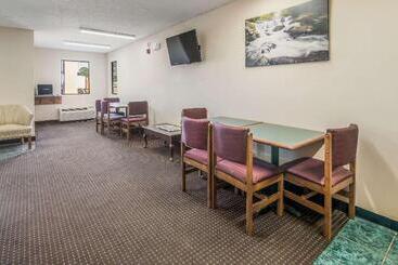 فندق Rodeway Inn & Suites