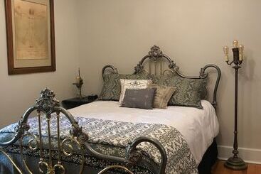 مبيت وإفطار Iron Amethyst Inn   Boutique