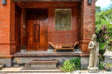 Hotel Oyo 2607 Men Bebas Residence