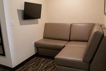 Cobblestone Hotel & Suites Two Rivers