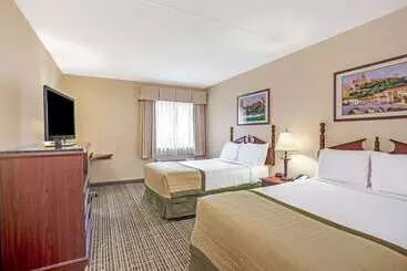 Hotelli Baymont By Wyndham Louisville Airport South
