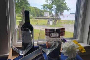 בית מלון כפרי East Wind Inn & Suites