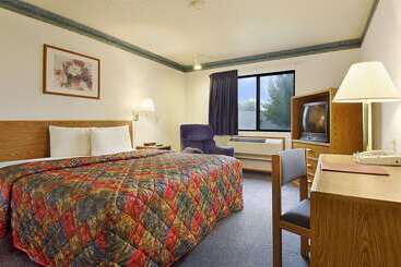 Отель Super 8 By Wyndham Omaha/west Dodge