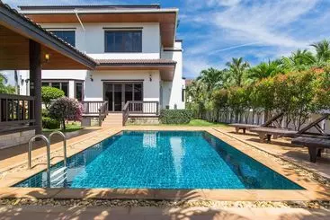 ツーリストアパートメント Serisa 3 Bedrooms Pool Villa 500sqm