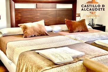 فندق صغير Hospedería Castillo De Alcaudete