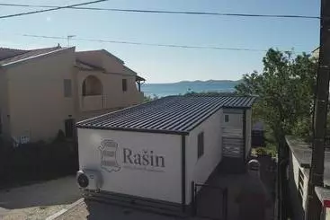 ツーリストアパートメント Rasin Mobile Homes