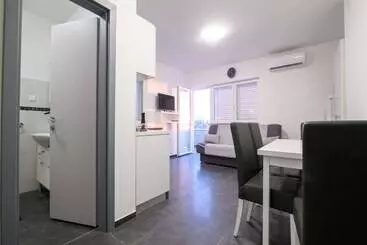 Apartaments turístics Elegant Holiday Home In Privlakaw With Garden