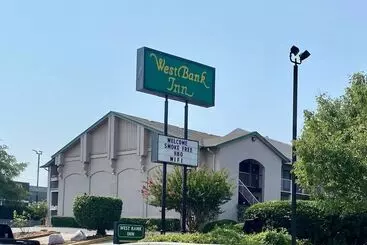 בית מלון כפרי West Bank Inn