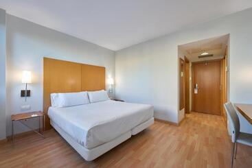 Отель Catalonia Barcelona Beach