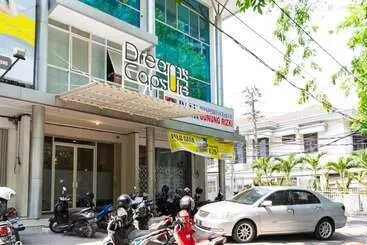 Pensionat Reddoorz Hostel @ Di Panjaitan Simpang Lima