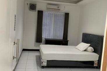 Hotell Oyo Life 3082 Kost Putri Wonorejo