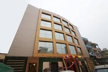 هتل Sanjay Galaxy Premium By Oyo Rooms