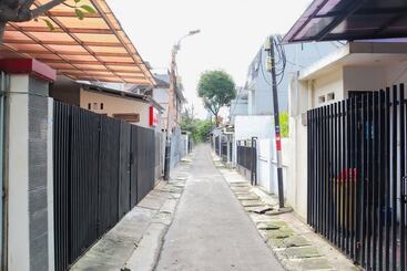 Hotel Oyo 2768 Oq Residence Near Rs Bunda Jakarta