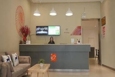 בית מלון כפרי Shell Xinxiang Weibin District Railway Station Department Store