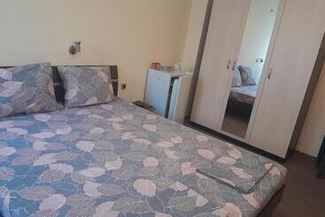 پانسیون стаи за гости анхиало